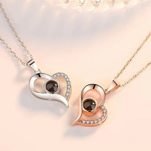 Collar Proyección Amor 100 Idiomas – Expresa Tu Amor en Segundos con un Regalo Inolvidable